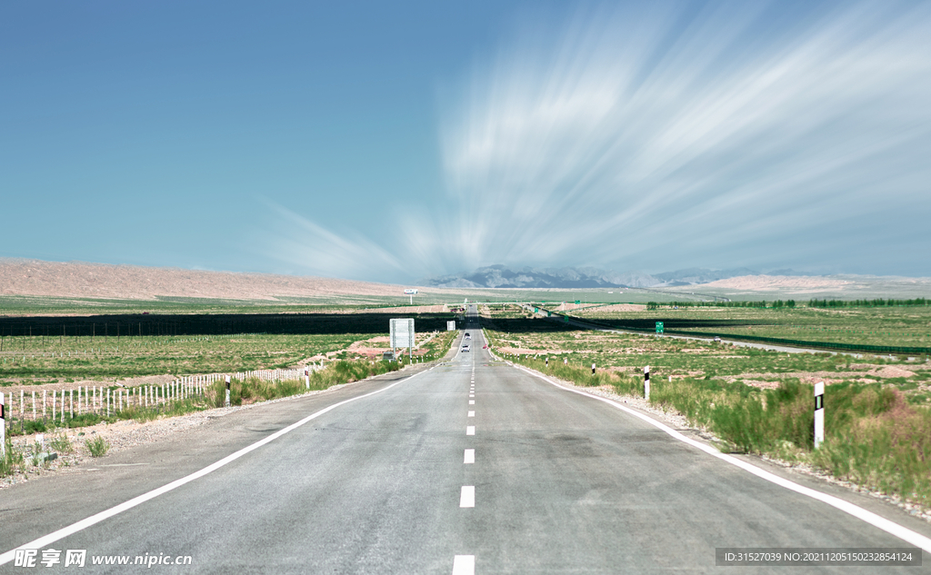 蓝天白云下的公路