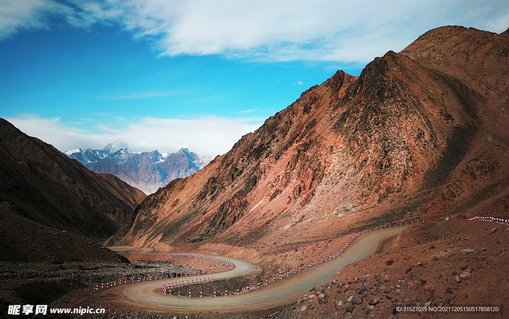 蓝天下的盘山路