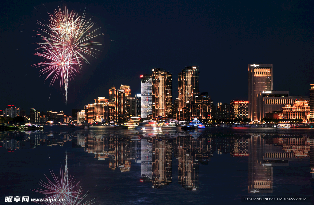 城市上空绽放的烟花图片