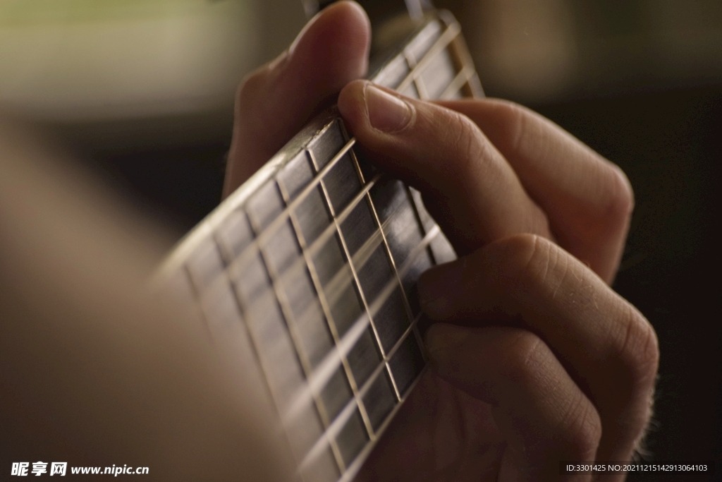 弹吉他 