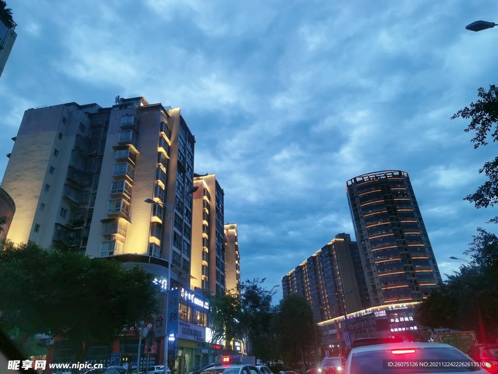 楼层楼房傍晚蓝天白云灯火堵车