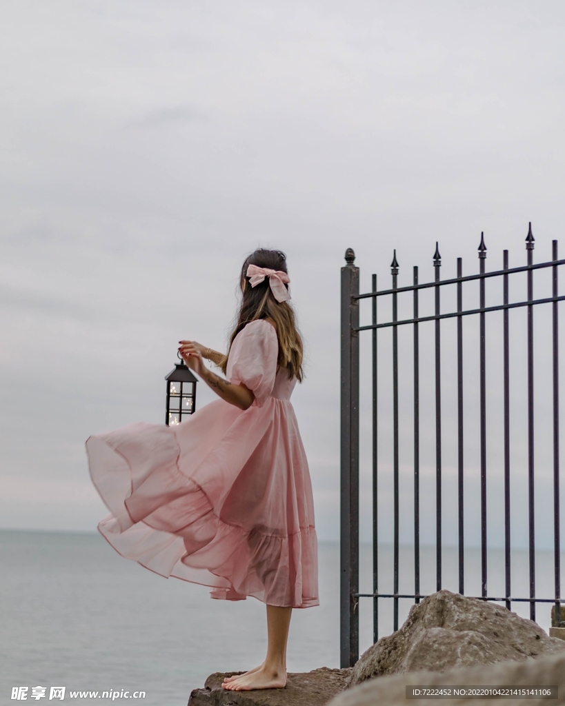 海边远眺的少女