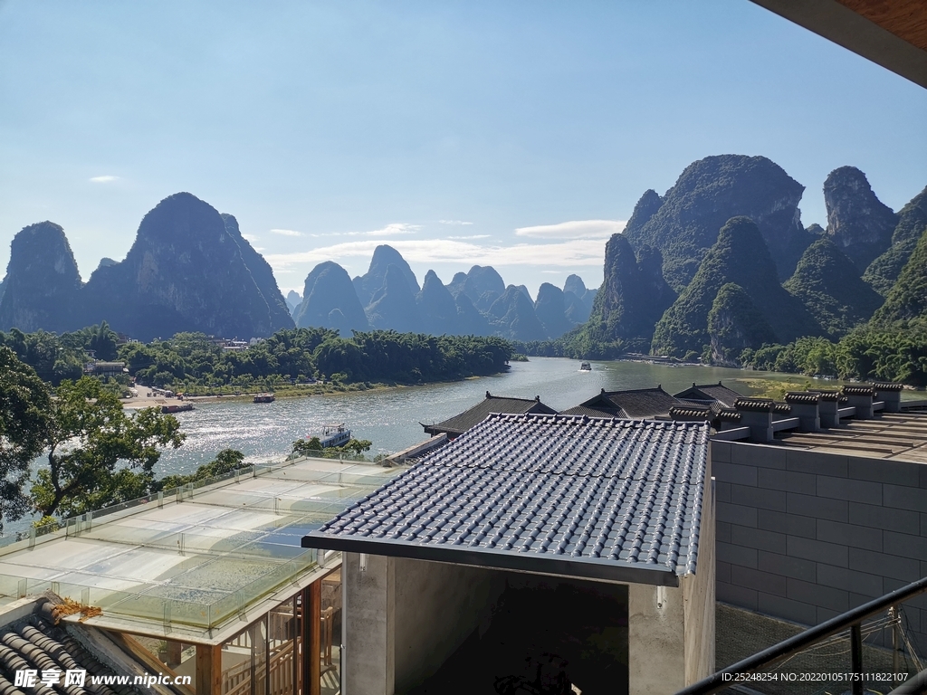 桂林山水兴坪古镇漓江水岸