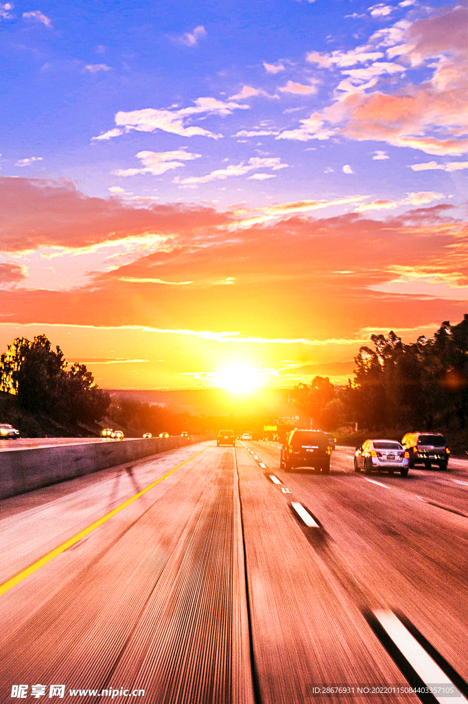 晚霞下的公路