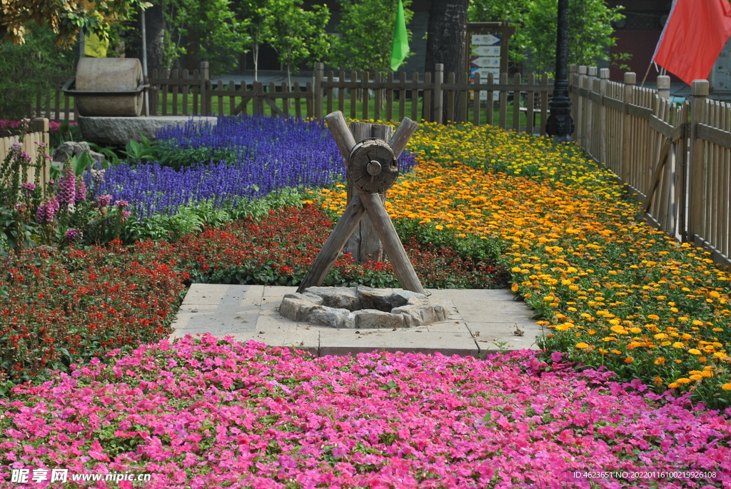 花丛中的辘轳和水井