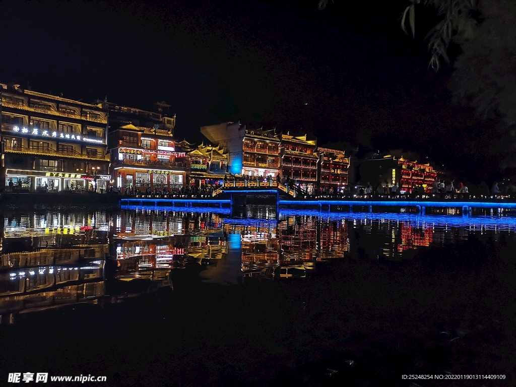 凤凰古城沱江夜景