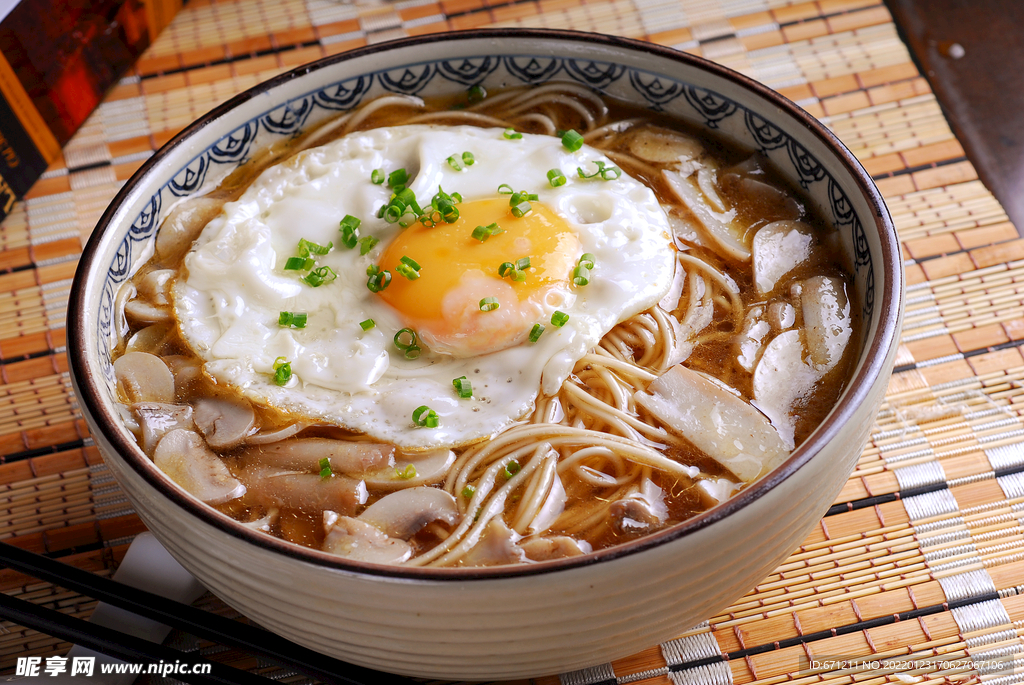 滋味面菌汤鸡丝面