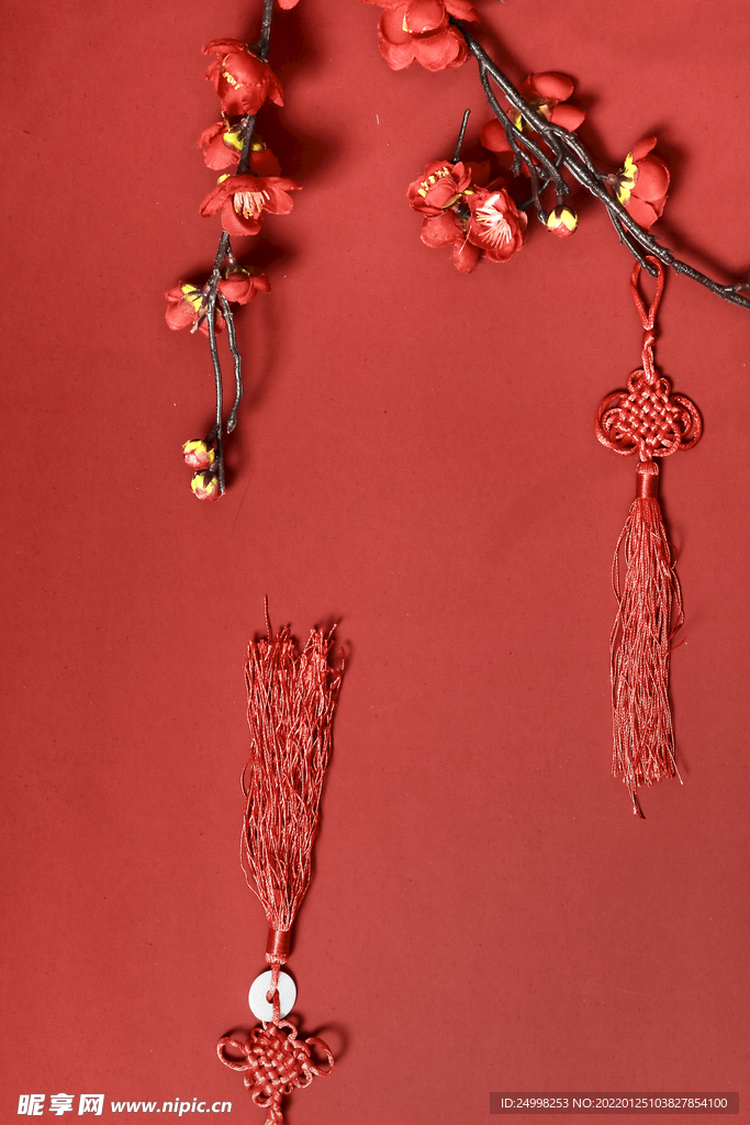 春节红背景红梅花中国结年货