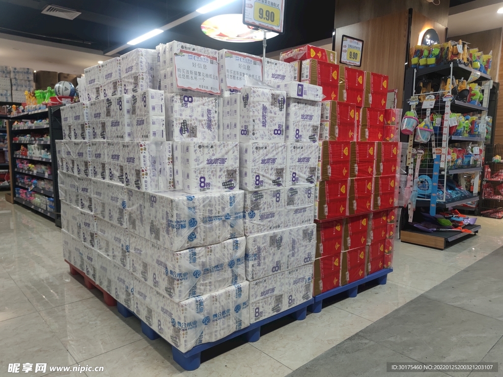 超市纸巾堆头