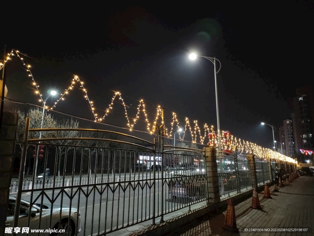 夜晚小区栅栏串灯和路灯