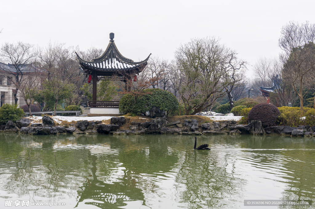 亭台楼阁湖中景