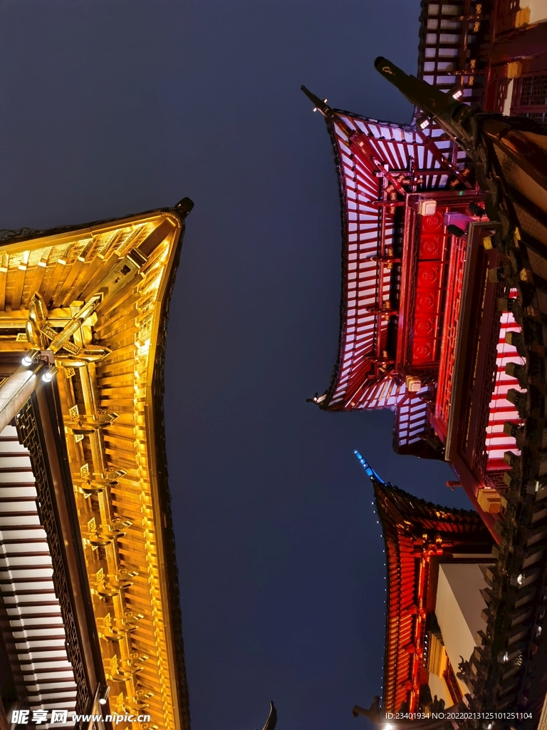 上海豫园复古中式建筑屋檐夜景