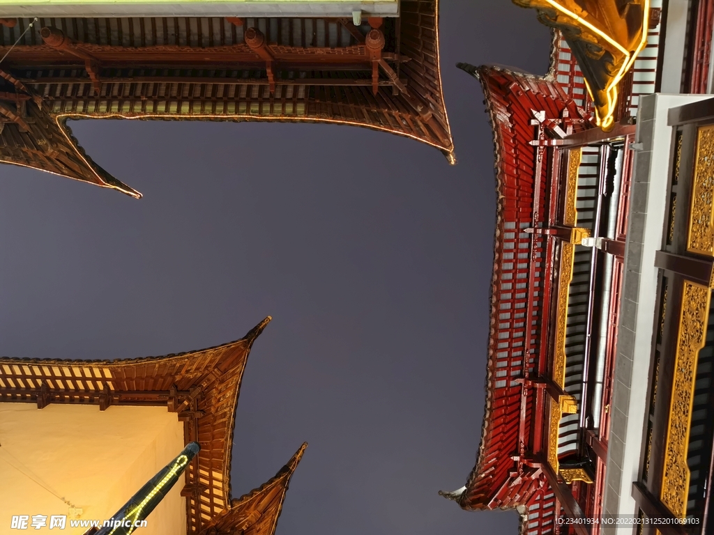 上海豫园灯会中式屋檐