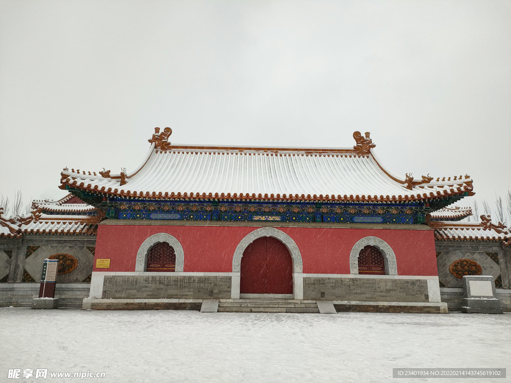 雪中的北京德寿寺复古中式建筑