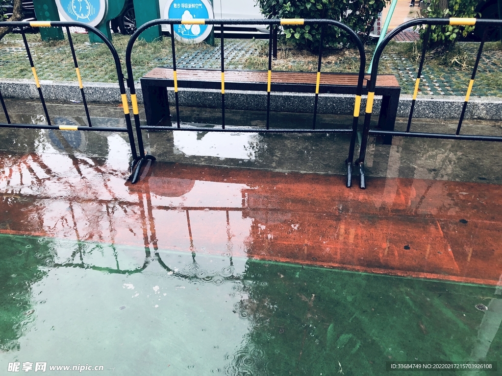 雨天的球场
