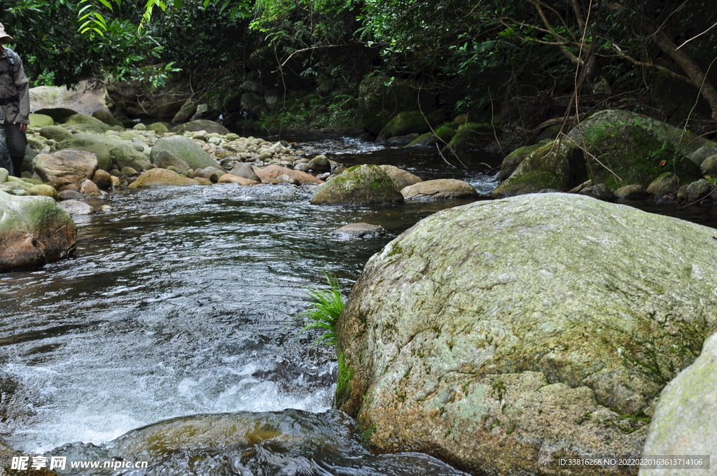 山涧溪流