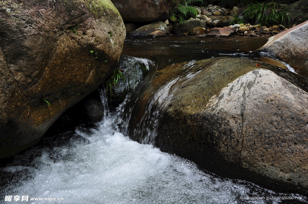 山涧溪流