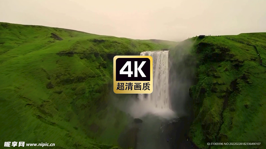 航拍山间湍急的瀑布