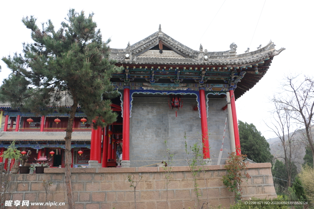 古建房檐梁柱雕梁画栋