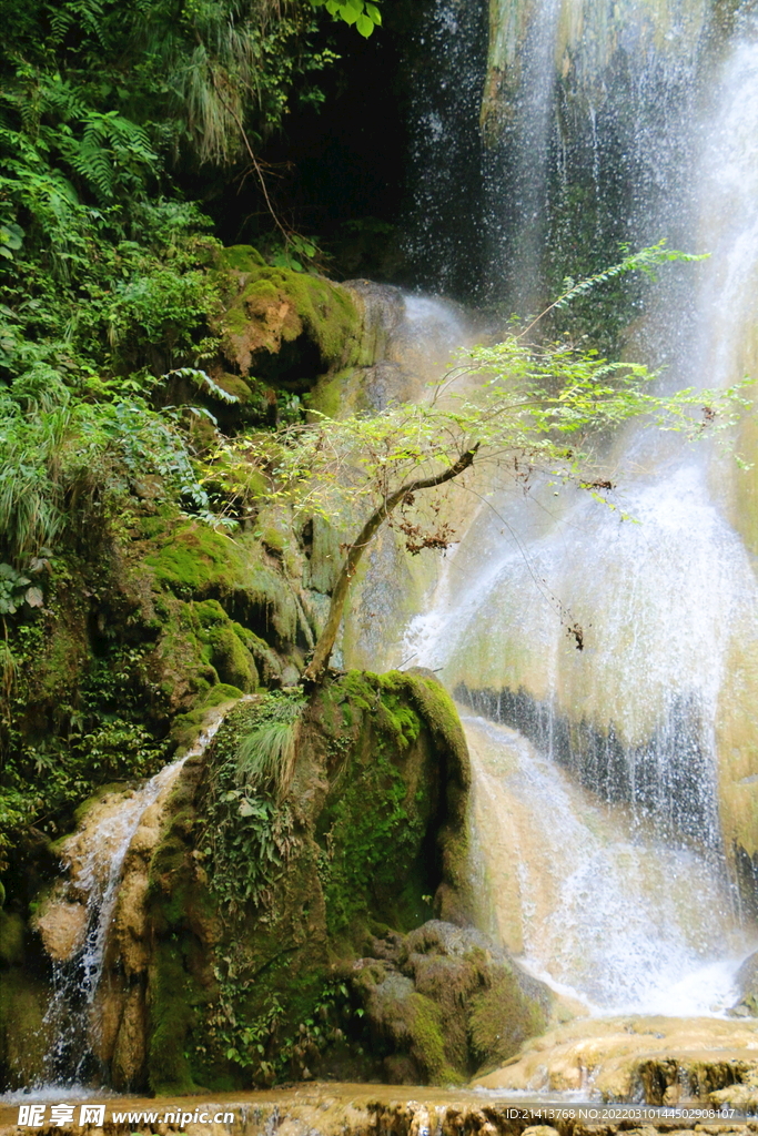 峡谷溪流瀑布