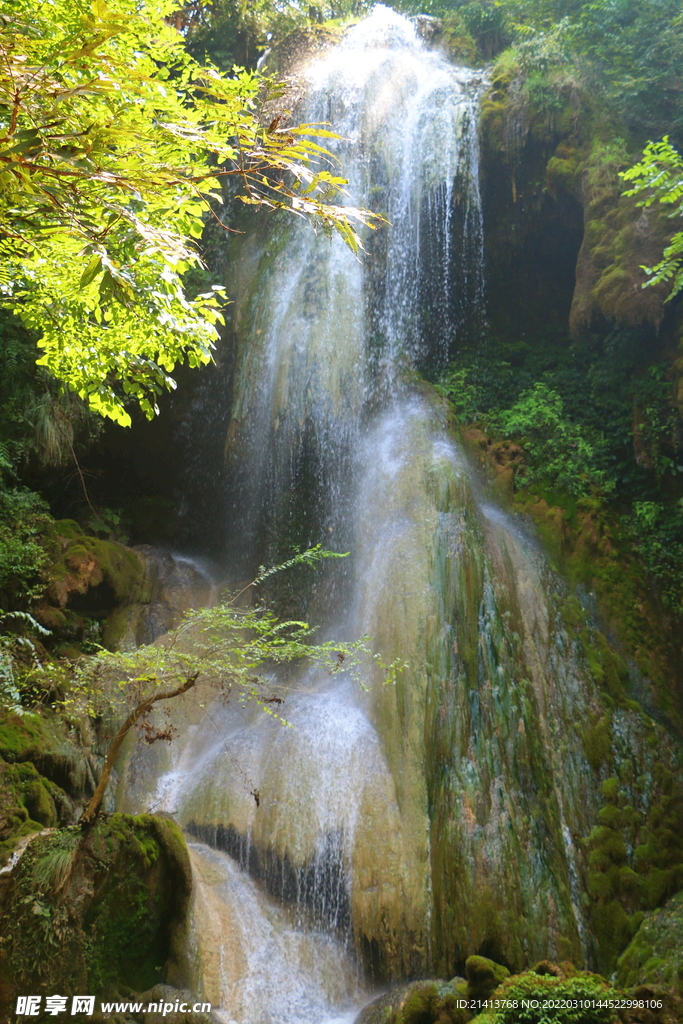 峡谷溪流瀑布