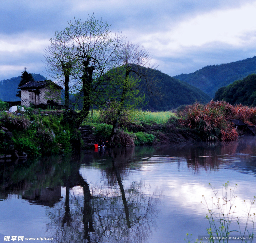 古镇依山傍水田园风光