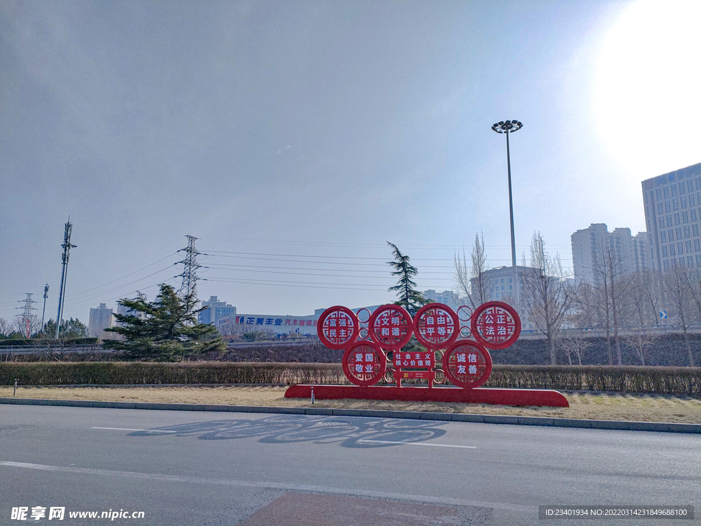 道路路灯红色宣传标识