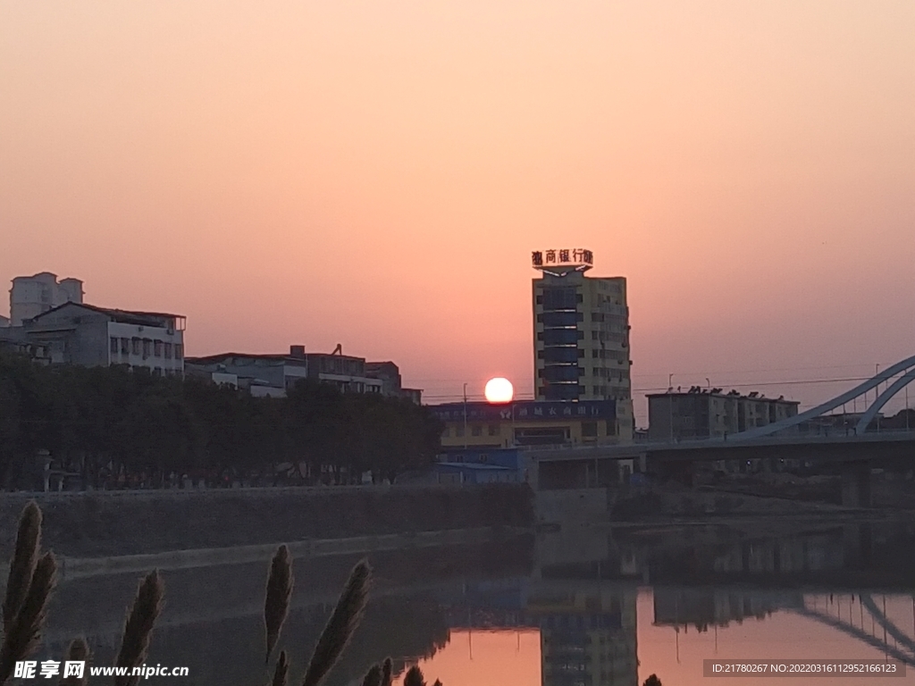 城市夕阳