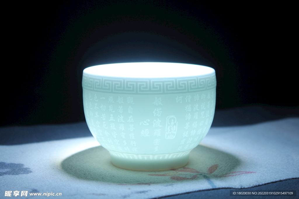 景德镇青釉浮雕单杯