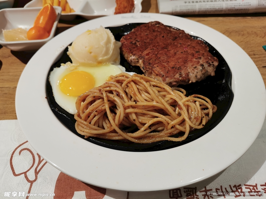 牛排 意面 鸡蛋 土豆泥