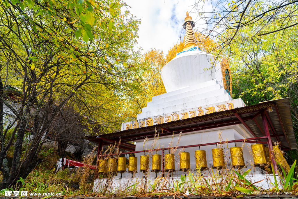 巴松措扎西岛白塔与转经筒