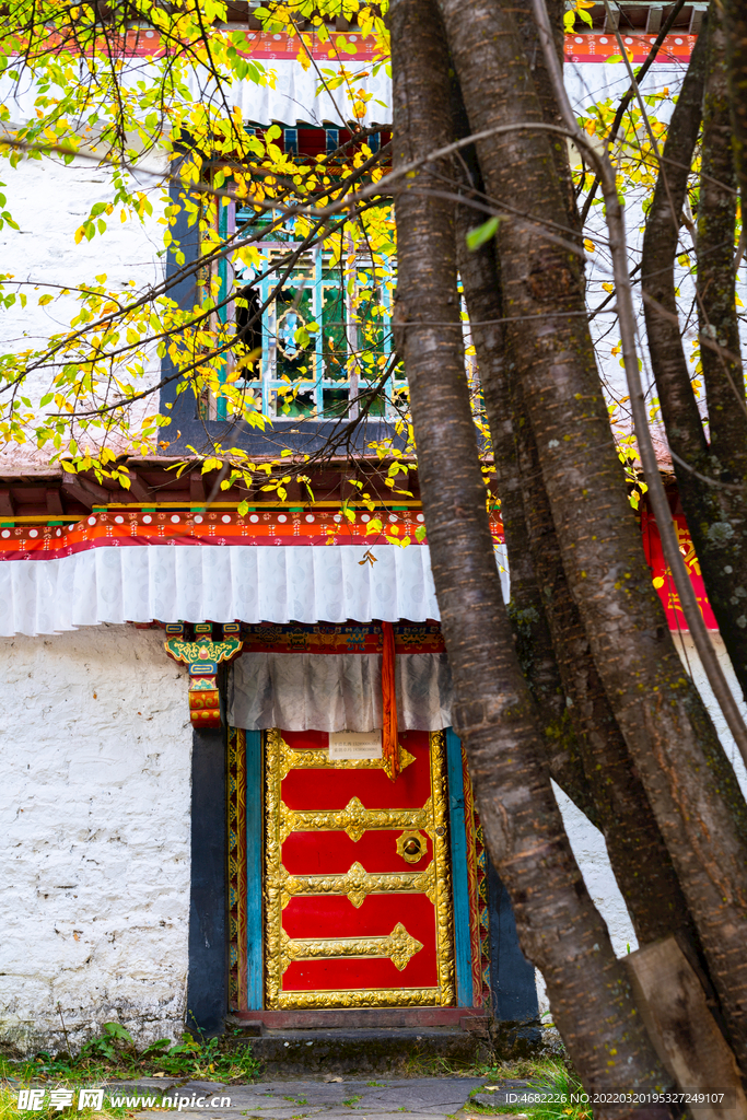 巴松措扎西岛措宗贡巴寺红色门