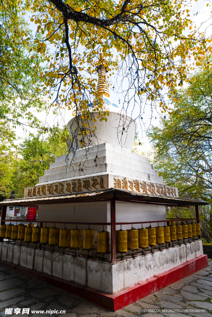巴松措扎西岛措宗贡巴寺白塔转经
