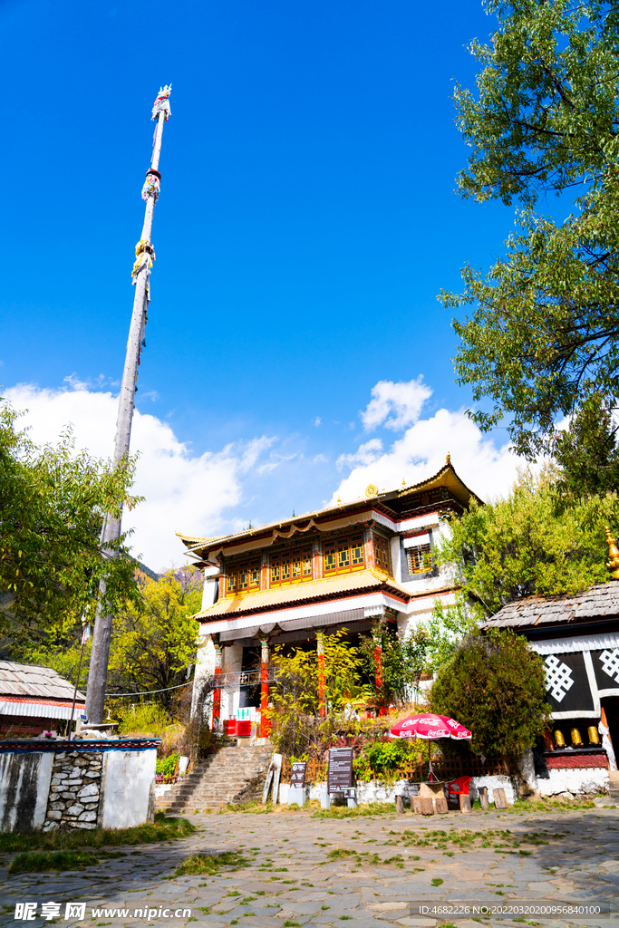 巴松措扎西岛措宗贡巴寺经幡柱