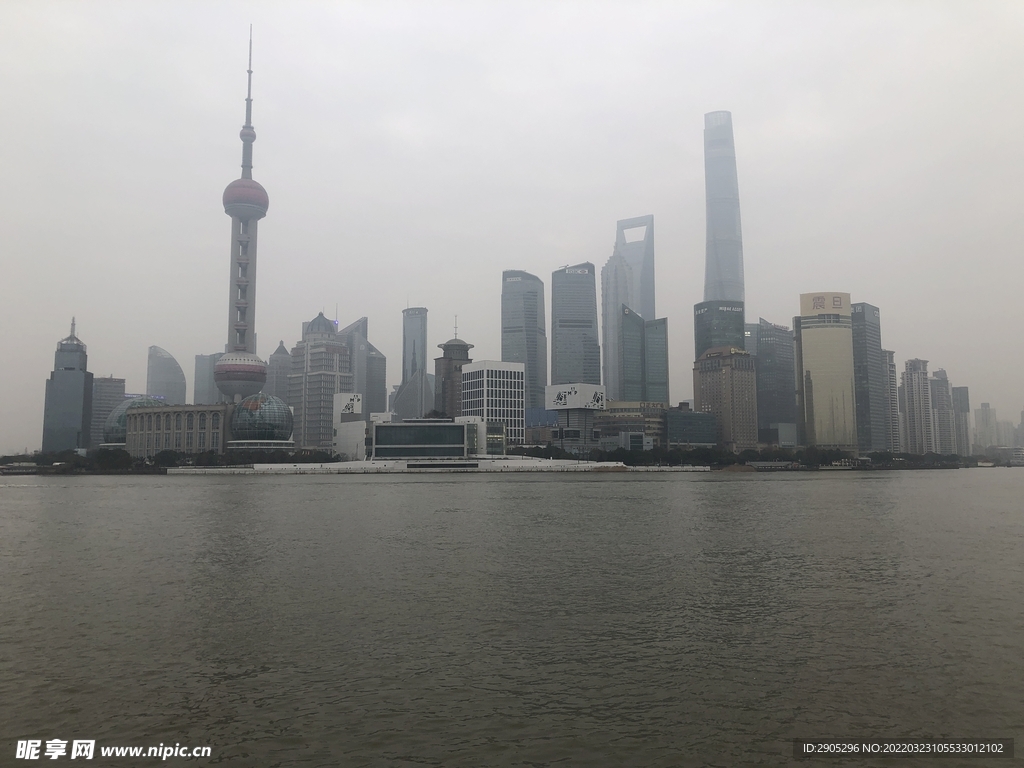 蒙蒙雨 上海外滩