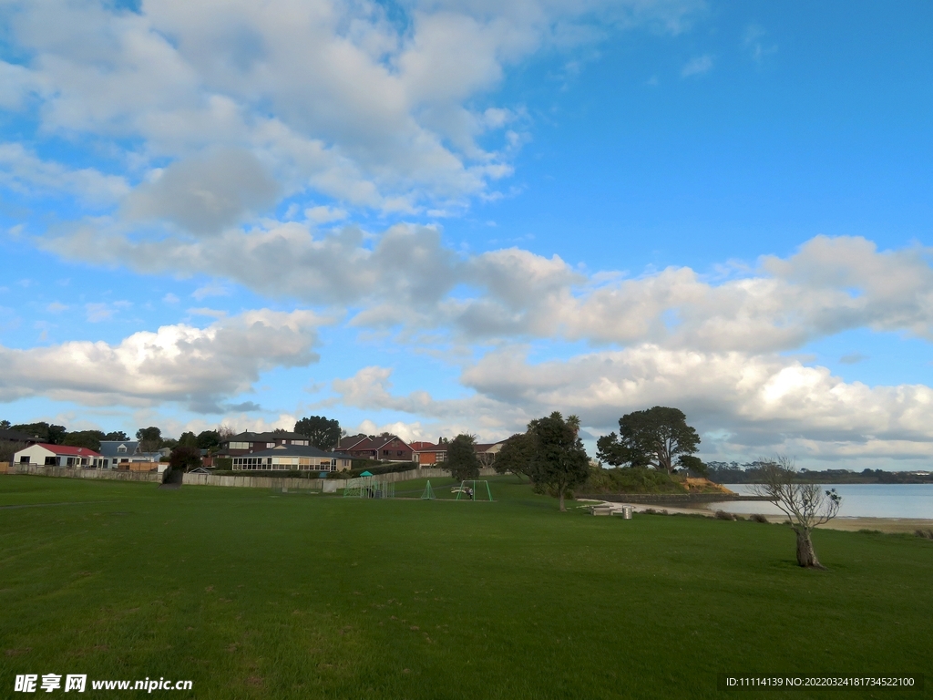海滨小镇黄昏风景