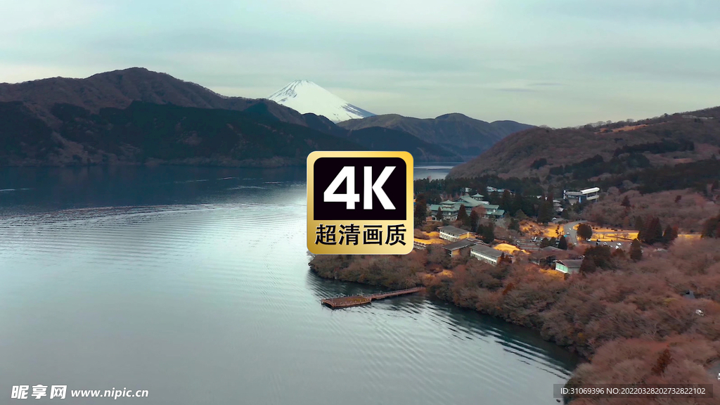 航拍湖边村庄美景