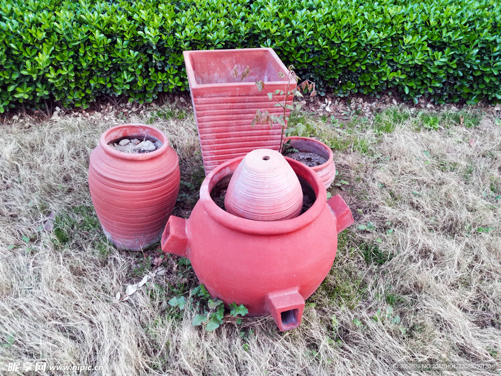 草地上的瓦罐