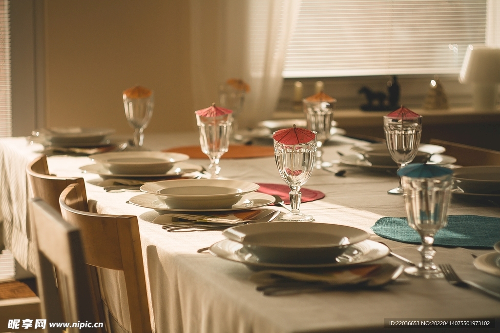 摆好餐具的餐桌