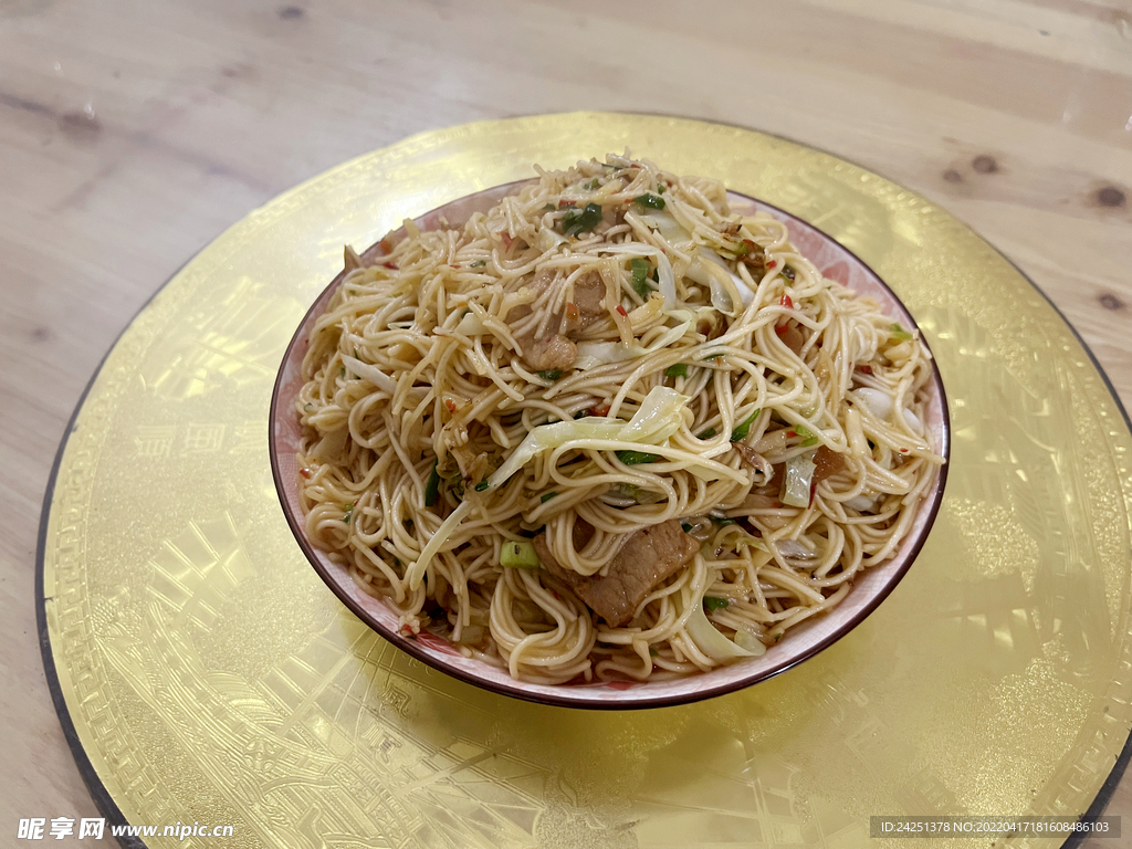 客家菜肴肉片炒面