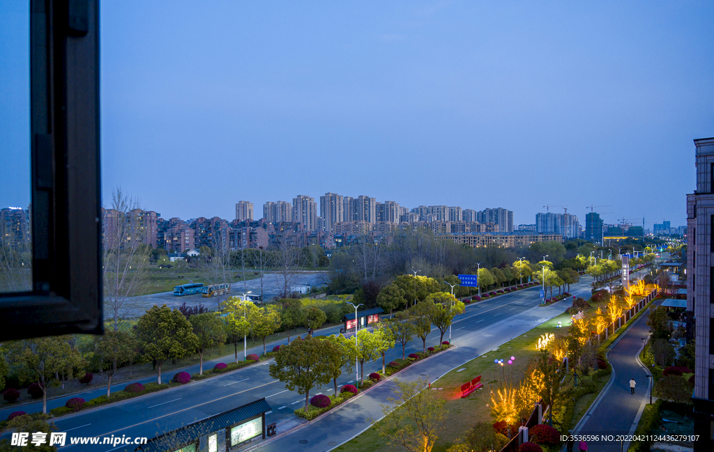 夜色蓝光时分街道