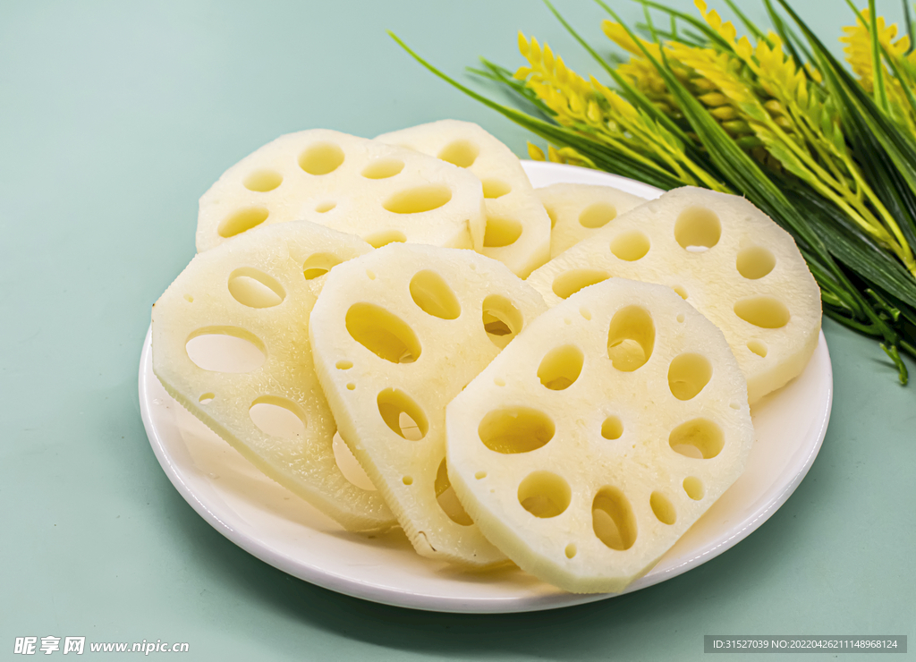 盘子里的莲藕片高清摄影图