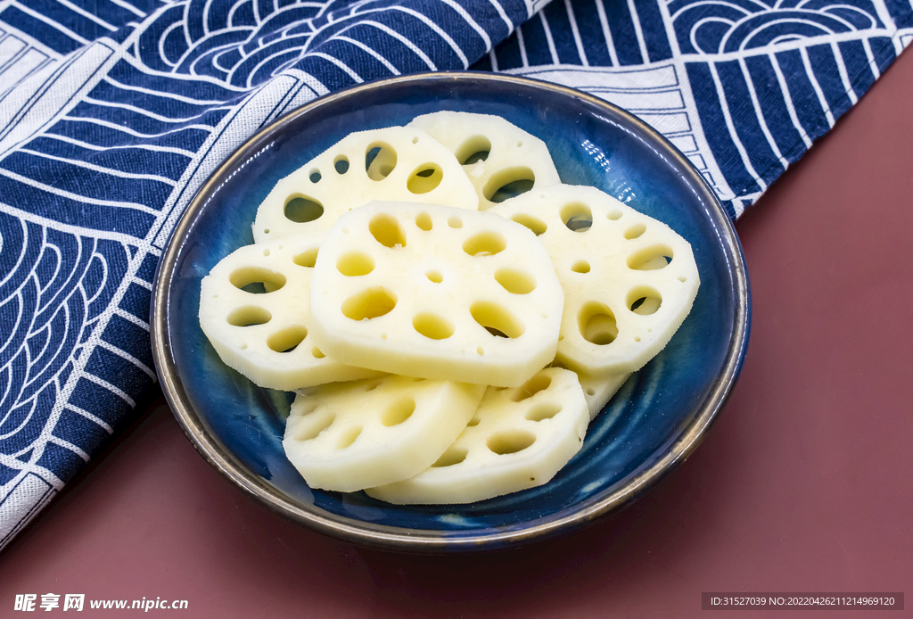 盘子里的莲藕片