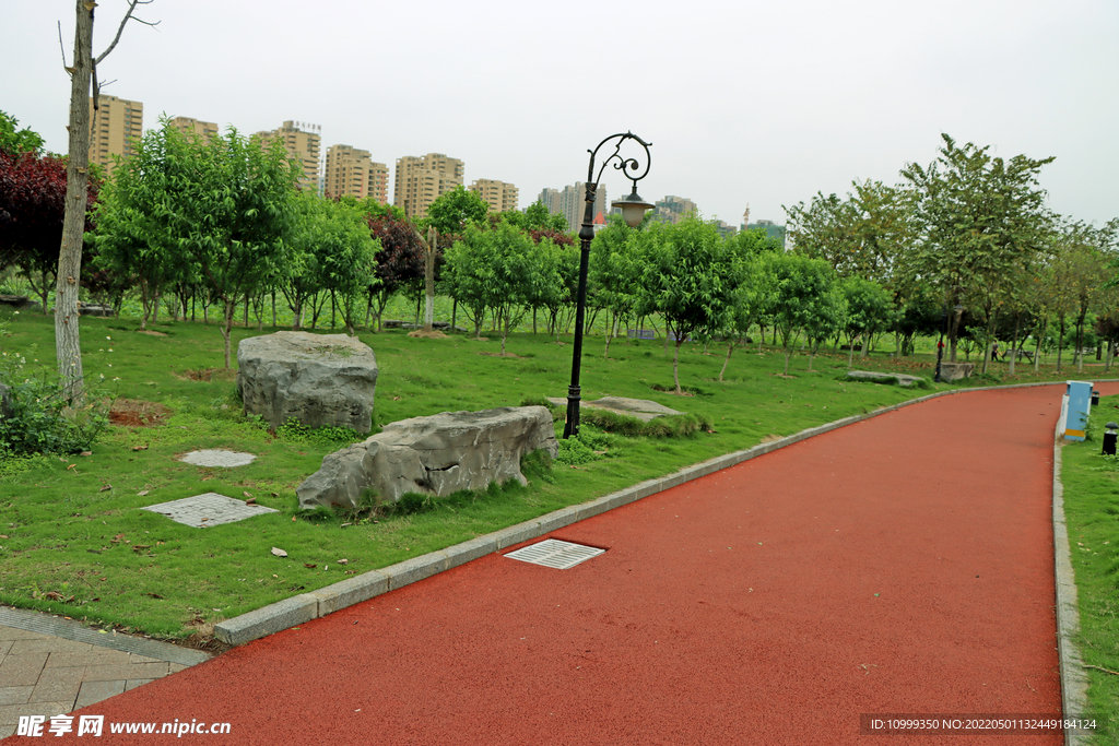 春天公园塑胶跑道