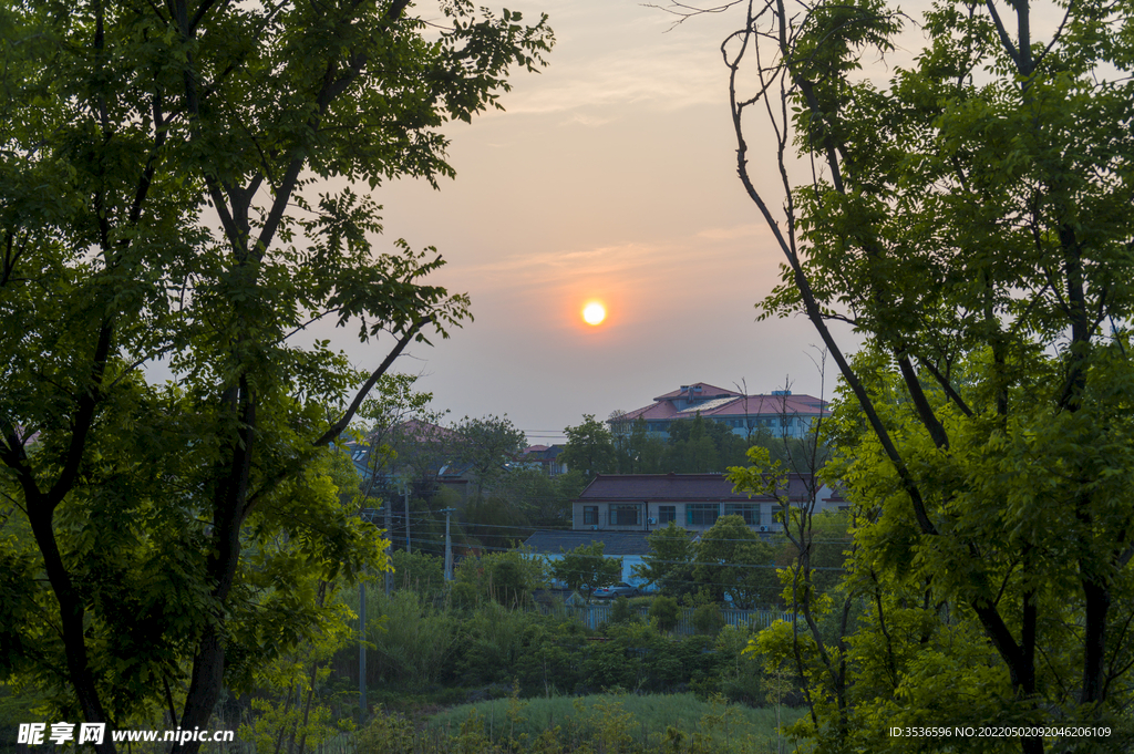 山庄夕阳 