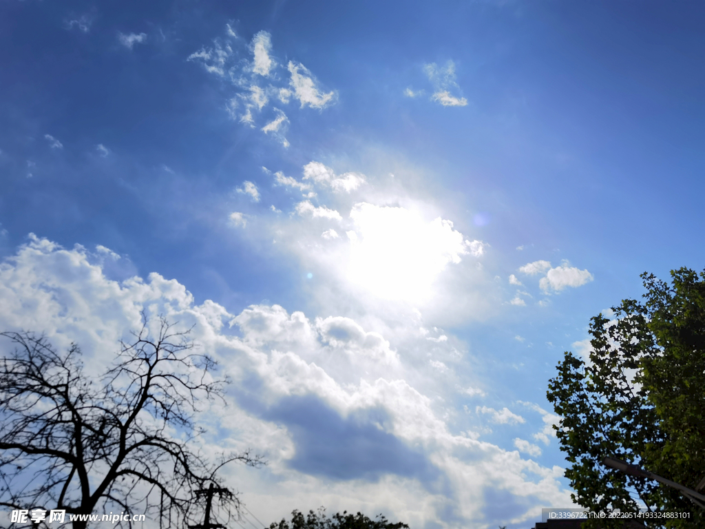 蓝天白云阳光明媚