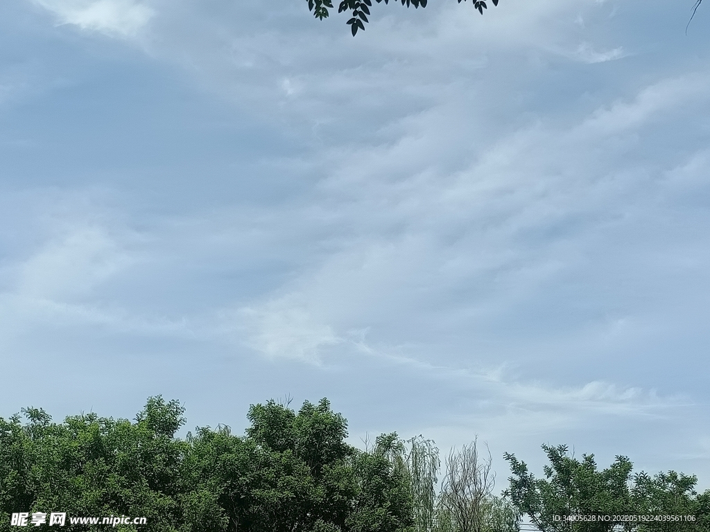深蓝天空