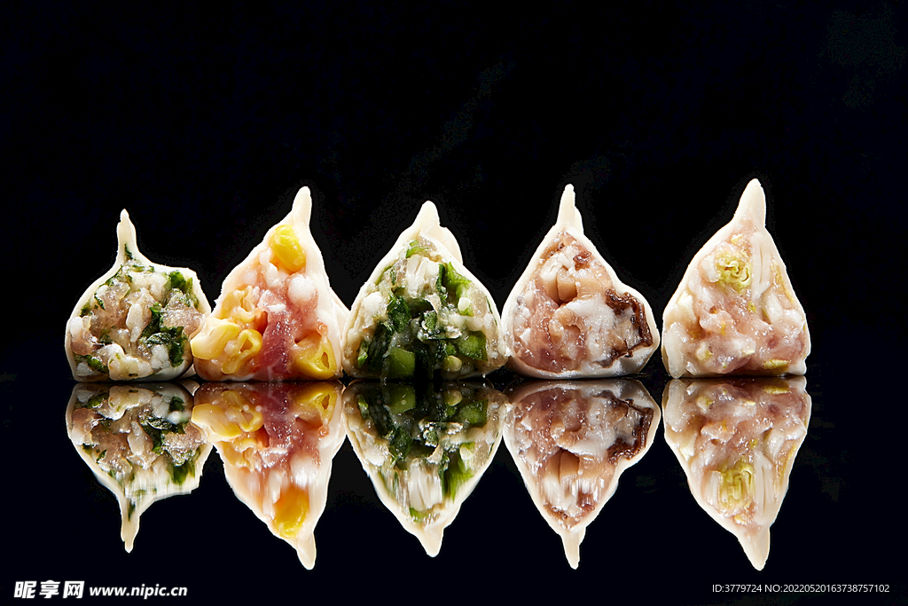 黑色背景下的各味水饺