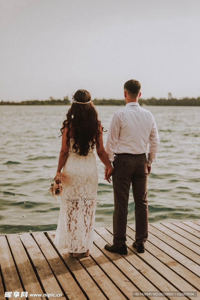 唯美结婚照婚纱钻戒情侣拥抱