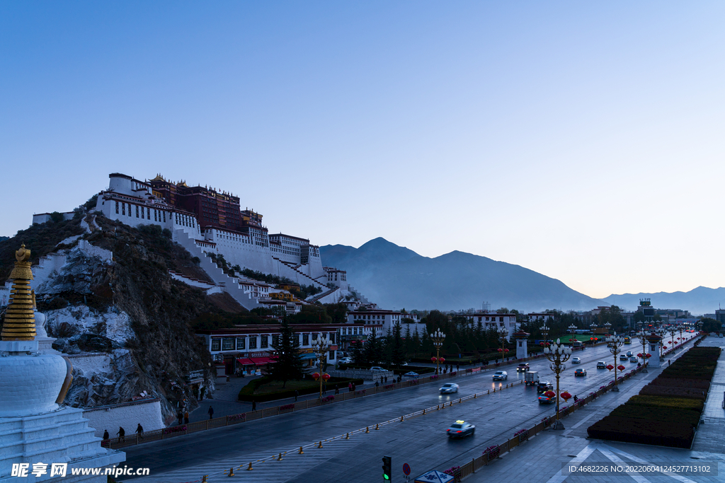 拉萨药王山观景台布达拉宫黎明